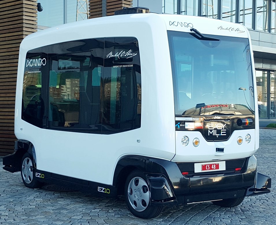 Pilotprosjekt med selvkjørende minibuss i flere byer neste år