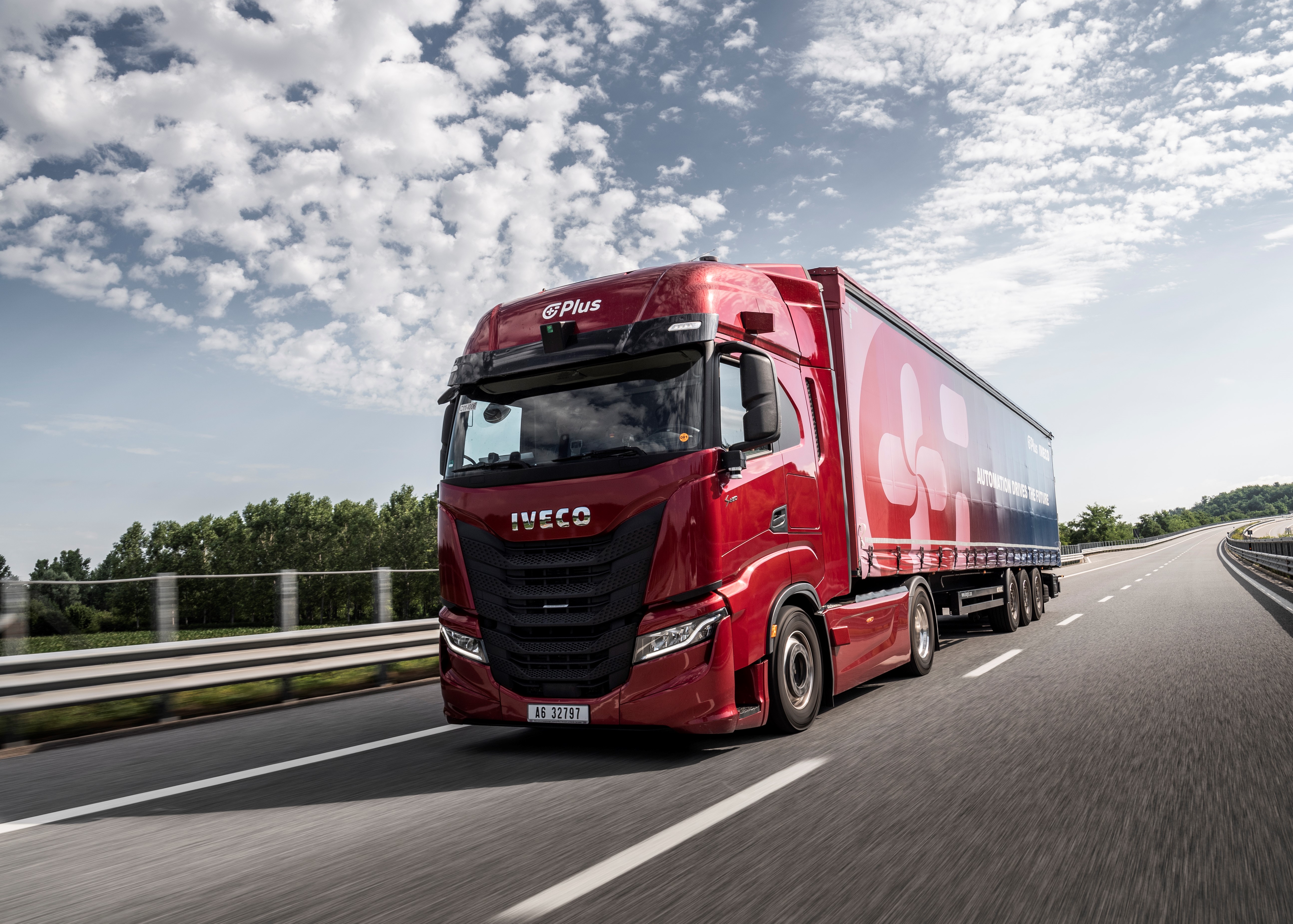 Iveco og Plus lanserer testprogram for høyautomatiserte lastebiler