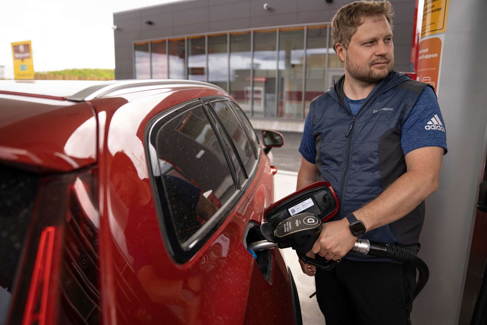 Drivstoffprisene på vei opp: – Nå må Vedum innfri avgifts-løftet