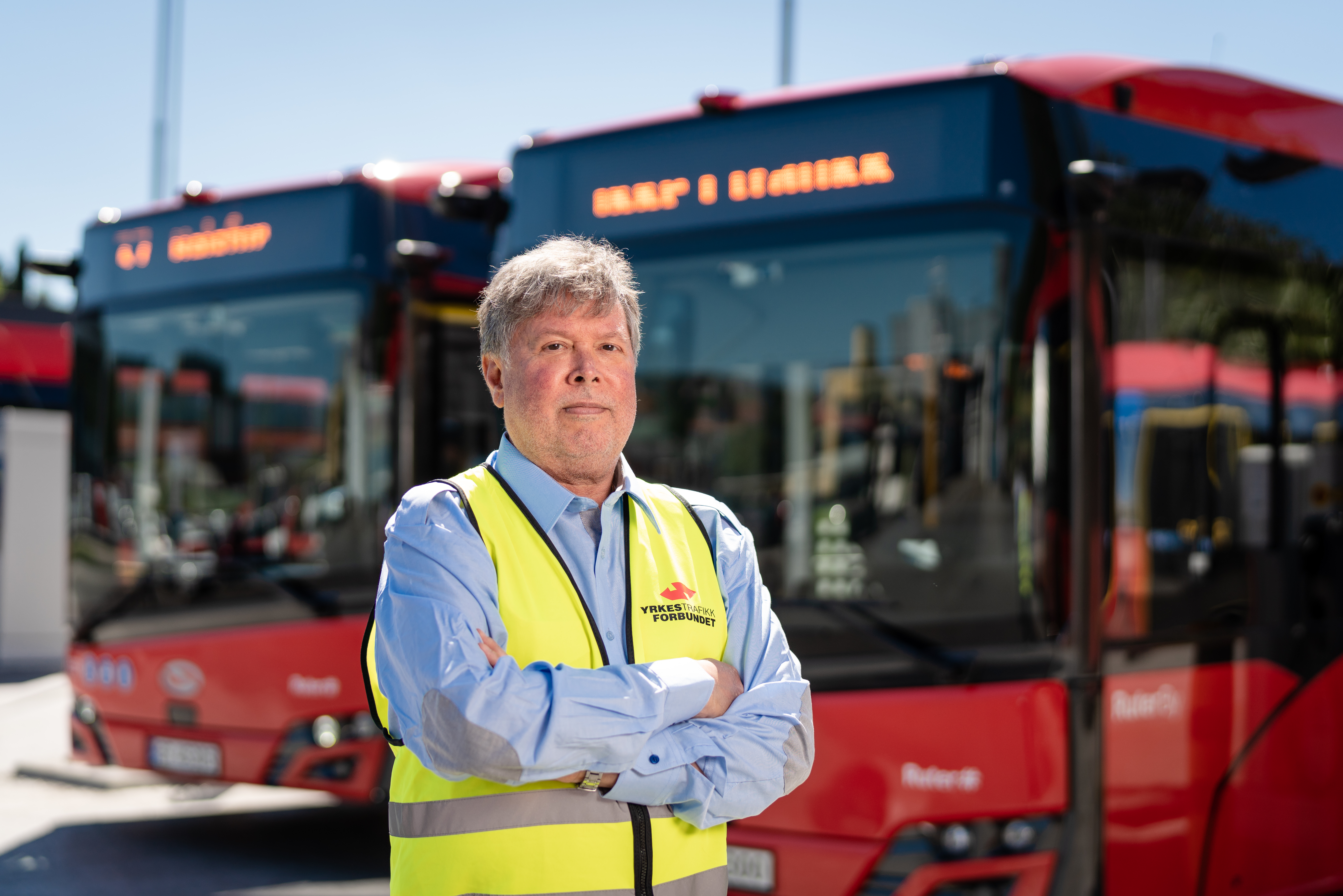 Uforsvarlig lange dager i buss: mindre sikkerhet, færre sjåfører!